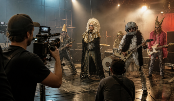 Echipaj de filmare pe platoul unei trupe rock excentrice